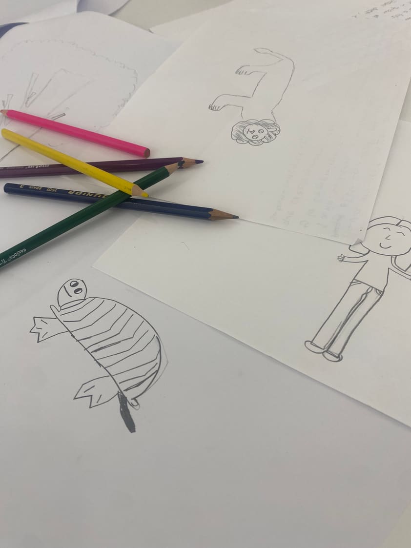 Dibuixos i llapis de colors sobre la taula de la consulta infantil