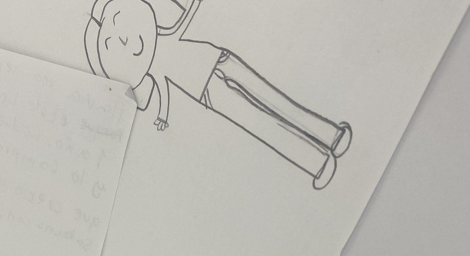 Un dibujo infantil a lápiz sobre un folio, del archivo de la consulta